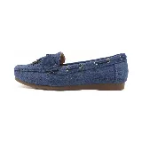Mocasín azul de gamuza con perforaciones y moño decorativo.