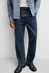 Pantalón de jean azul oscuro, corte recto, confeccionado en denim de algodón y lyocell. Cuenta con bolsillos frontales y traseros de vivo. Cierre frontal con cremallera y botón.