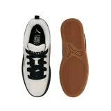 Championes Puma Court Classic color crema con detalles en negro, cordones negros y suela de goma color caramelo.