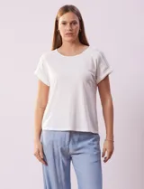 Remera combinada blanca, marca Rio & Rian, con cuello a la base y mangas cortas con aplique calado y broderie.