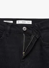Pantalón de jeans negro de corte mom-fit, tiro alto, cinco bolsillos, trabillas y cierre con cremallera y botón.