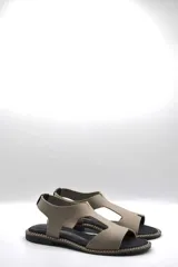 Sandalia plana color gris con tiras anchas de neopreno y detalles en cuero.