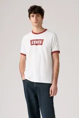 Remera blanca de algodón con cuello redondo y mangas cortas con ribete en color borgoña. Estampado frontal con el logo de Levi's en color borgoña.