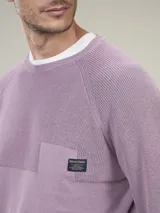 Sweater lila de algodón con cuello redondo y manga larga.