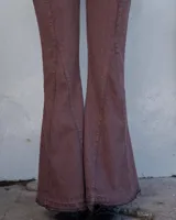 Pantalón jean marrón acampanado de tiro medio.