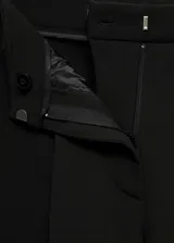 Pantalón de vestir negro de corte recto, con tiro medio, pinzas delanteras, bolsillos laterales y traseros de ribete.