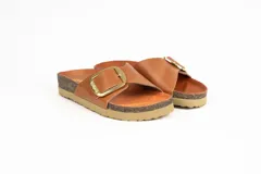 Sandalia marrón de cuero con hebilla dorada, base de corcho y suela beige.