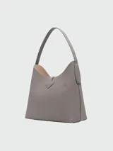 Bolso de hombro Longchamp modelo Le Roseau, tamaño mediano, color negro con cierre de broche plateado.