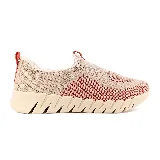 Championes deportivos casuales de tela color beige con detalles en rojo.
