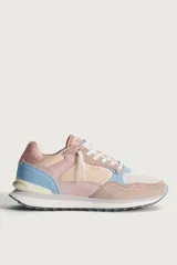 Zapatilla deportiva rosa con detalles en azul y beige, diseño ligero y cómodo.
