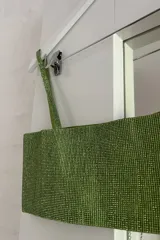 Top corto verde brillante con un solo tirante y espalda descubierta.