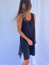 Vestido playero blanco de algodón con pespuntes azules, corte recto y sin mangas.