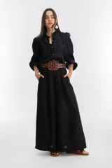 Pantalón de lino negro, súper ancho, de tiro medio-alto con tablas delanteras y elástico en la parte trasera.