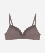 Soutien de microfibra color topo, con copa triangular sin aro y detalles de encaje en el escote. Posee breteles finos ajustables.