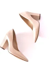 Zapatos de tacón color champagne, confeccionados en cuero vacuno. Tienen un tacón geométrico de 8.5 cm y suela de cuero flexible con tecnología Rush Flex.