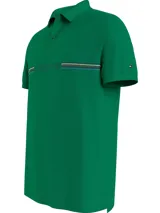 Chomba verde de piqué de algodón con cuello clásico, cartera de dos botones, logo Hilfiger en el pecho y logo bordado en la manga.