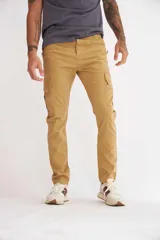 Pantalón cargo color verde militar, de corte recto y tiro medio, con bolsillos laterales con fuelle y cierre de solapa.