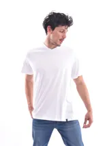 Remera blanca de corte regular con cuello en V, de manga corta y diseño minimalista.