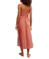 Vestido lencero (slipdress) de largo midi, con estampado paisley en tonos rosados y marrones. Presenta escote pronunciado en V con detalle de encaje en el borde y un lazo central, tirantes finos y una abertura lateral en la falda.