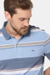 Remera polo de hombre a rayas horizontales en tonos beige, azul marino, naranja y celeste. Tiene botones personalizados y logo bordado en el pecho.