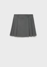 Minifalda gris con estampado de raya diplomática, diseño evasé y cierre de cremallera invisible en la parte posterior.