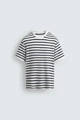 Camiseta de hombre de manga corta, color blanco con rayas horizontales azul marino. Confeccionada en tejido con estructura waffle y corte relaxed fit.