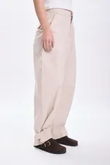 Pantalón casual balloon color beige con ajuste en la cintura.
