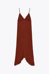 Vestido midi color ladrillo con tirantes finos, escote en pico y detalle de encaje en el busto. Tejido plisado y bajo asimétrico.