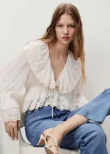 Jeans de mujer color azul claro, de tiro alto y corte recto con bajo deshilachado. Cierre de cremallera y botón, trabillas y cinco bolsillos.