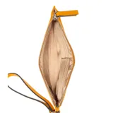 Billetera rectangular de color amarillo mostaza con textura saffiano. Presenta el logo metálico de Guess en el frente y un bolsillo exterior abierto. Incluye una correa de mano desmontable.