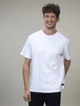 Remera blanca de algodón con cuello redondo y mangas cortas.