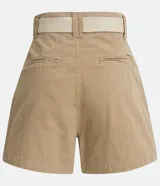 Bermuda color beige de tiro alto con cinturón de tela y hebilla de carey.