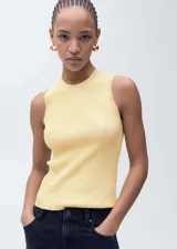 Top amarillo de punto de canalé con cuello redondo y sin mangas.