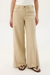 Pantalón de jean color caramelo, corte palazzo y tiro alto.