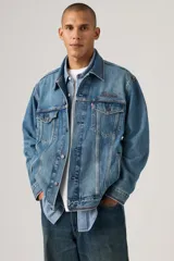 Campera de jean celeste de corte recto, con cuello clásico, cierre frontal con botones metálicos, bolsillos con solapa abotonada en el pecho y bolsillos laterales. Presenta bordado con el logo de la marca en el pecho.