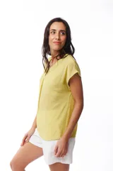 Blusa color amarillo claro con escote en V y mangas cortas.