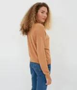 Buzo de punto negro de algodón, con cuello redondo y mangas largas.