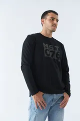 Remera negra de manga larga con cuello redondo y estampado frontal con letras y números en color gris.