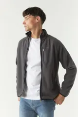 Campera polar azul marino de poliéster con cuello alto, cierre frontal, bolsillos laterales y logo estampado en el pecho.