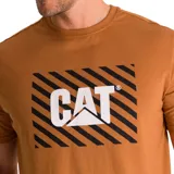 Remera color marrón de manga corta con logo de Caterpillar estampado en el pecho sobre un rectángulo con rayas diagonales negras.