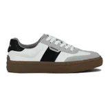 Championes urbanos blancos con detalles en gris y negro, acordonados y con suela marrón.