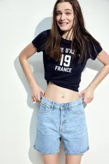 Remera azul marino de algodón con cuello redondo y estampado frontal blanco con la frase "Côte D'Azur", el número 19 y la palabra "France".