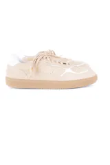 Championes de cuero color beige con detalles en blanco y suela de goma.