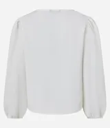 Blusa blanca de poliéster satinado, con mangas largas abullonadas, cuello con abertura en forma de gota y lazo con colgantes de corazón.
