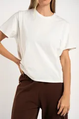 Remera color ladrillo de algodón con calce al cuerpo y mangas cortas.