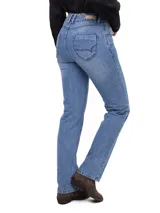 Pantalón de jean celeste de corte recto, tiro medio y pierna regular.