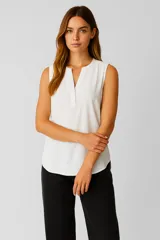 Musculosa blanca de poliéster, sin mangas, con cuello en V y corte holgado.