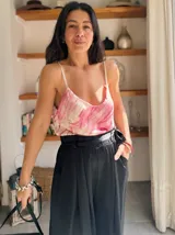 Musculosa con breteles finos, de satén con estampado abstracto en tonos rosados y blancos.
