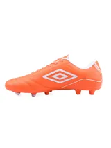 Championes de fútbol Umbro modelo Classico III HG para hombre, color azul marino con detalles y logo en naranja. Presentan una suela con tapones moldeados fijos (HG) para césped firme.