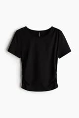 Remera cropped negra de punto elástico, entallada con costuras fruncidas en un hombro y a ambos lados de la cintura para crear un leve efecto drapeado.